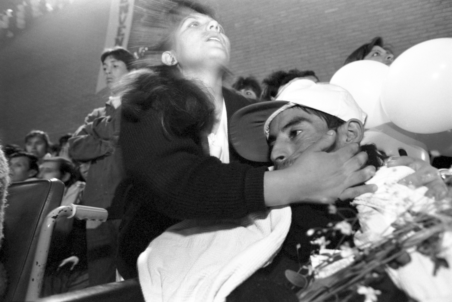 Noviembre, 1996. Una enfermera y Mario oran juntos frente a la imagen del Señor de los Milagros.
