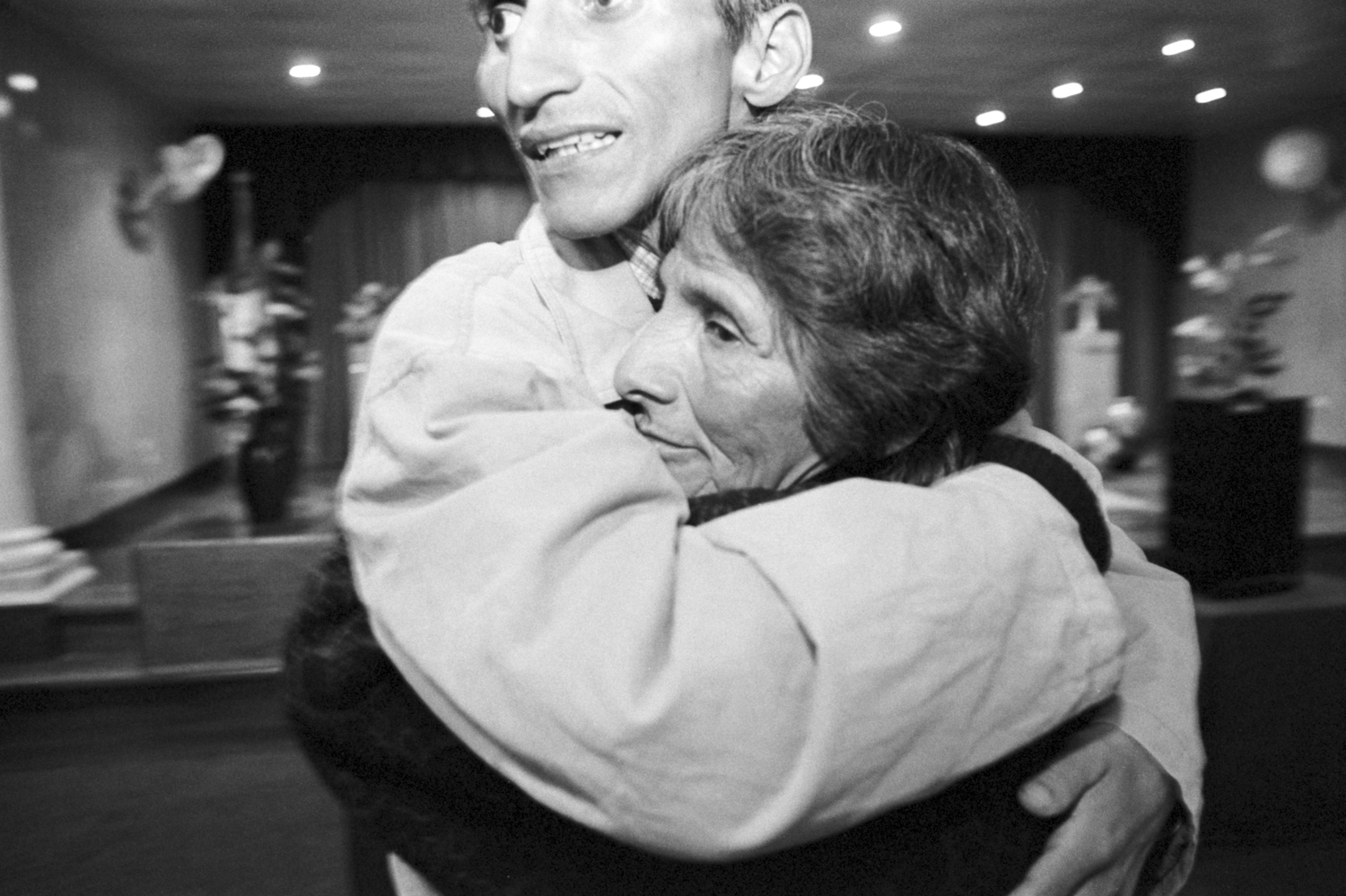 Noviembre, 2002. Lucho Jara, coordinador del Grupo de Ayuda Mutua Vida Nueva, abraza a su madre luego de bautizarse en el Evangelismo, semanas antes de fallecer.