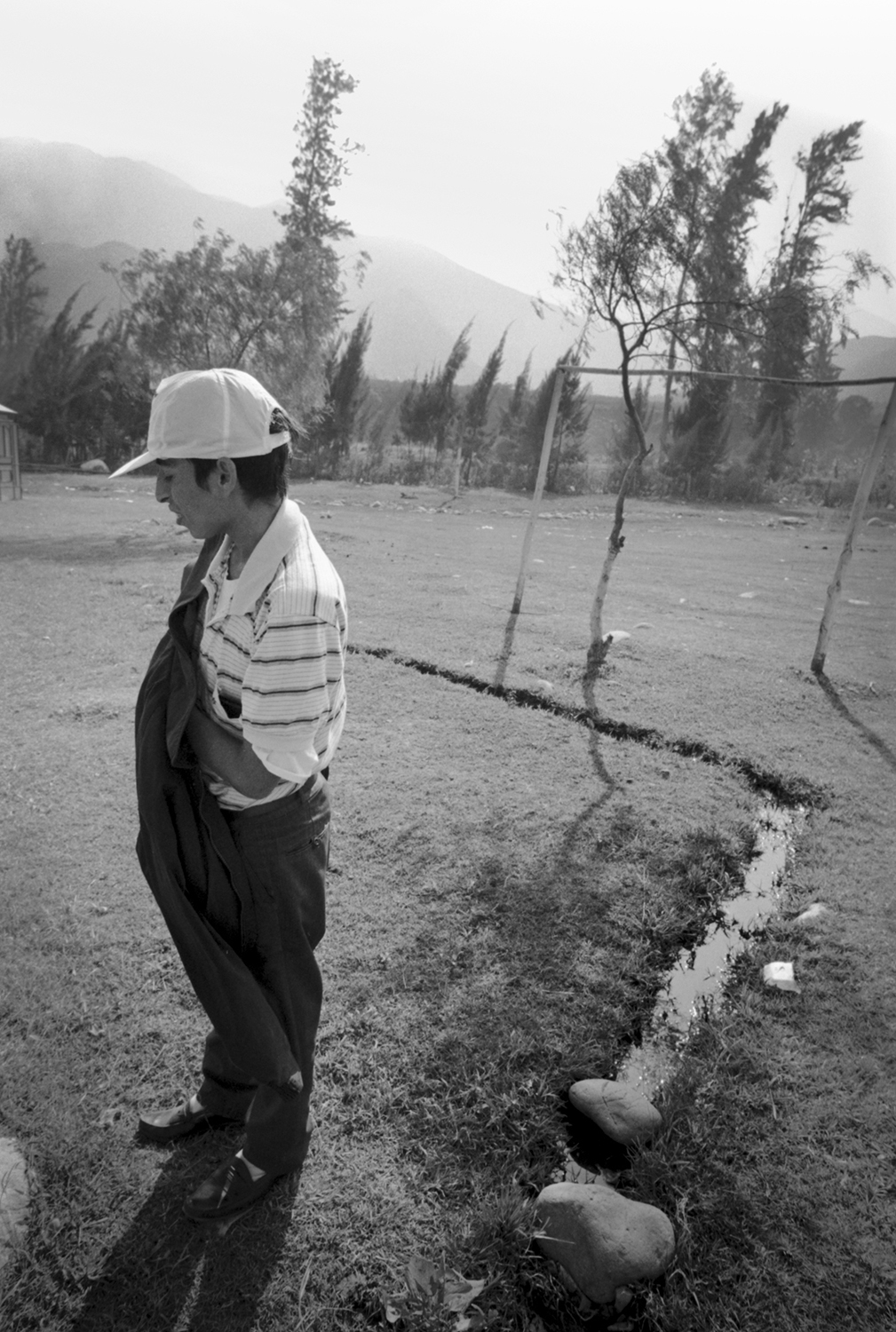 Circa 1996. Mario se pasea en los jardines de un centro recreacional en Cieneguilla.