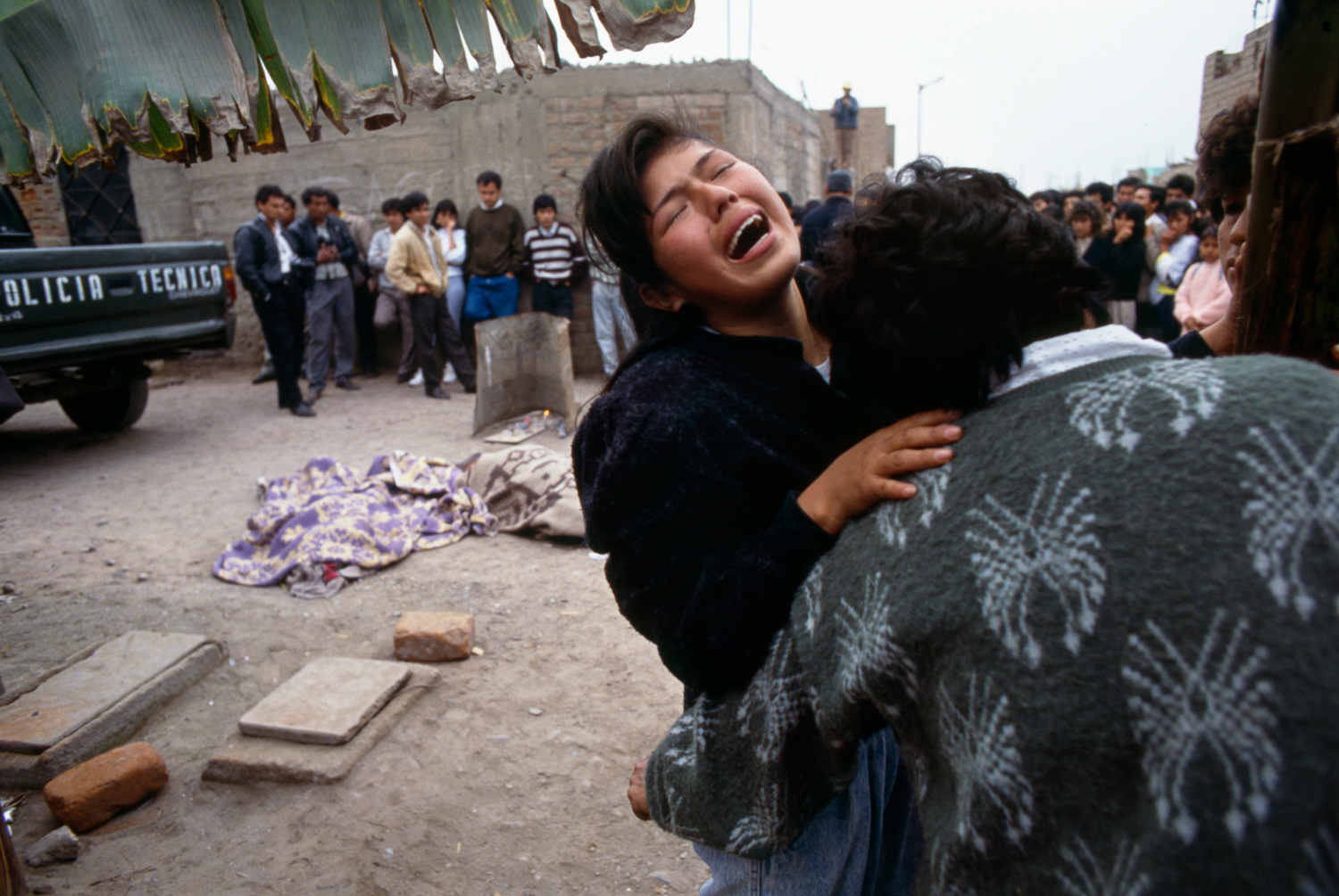 Víctima de un enfrentamiento entre terroristas y las fuerzas del orden. Lima, julio de 1993. (Código: VI57-19)