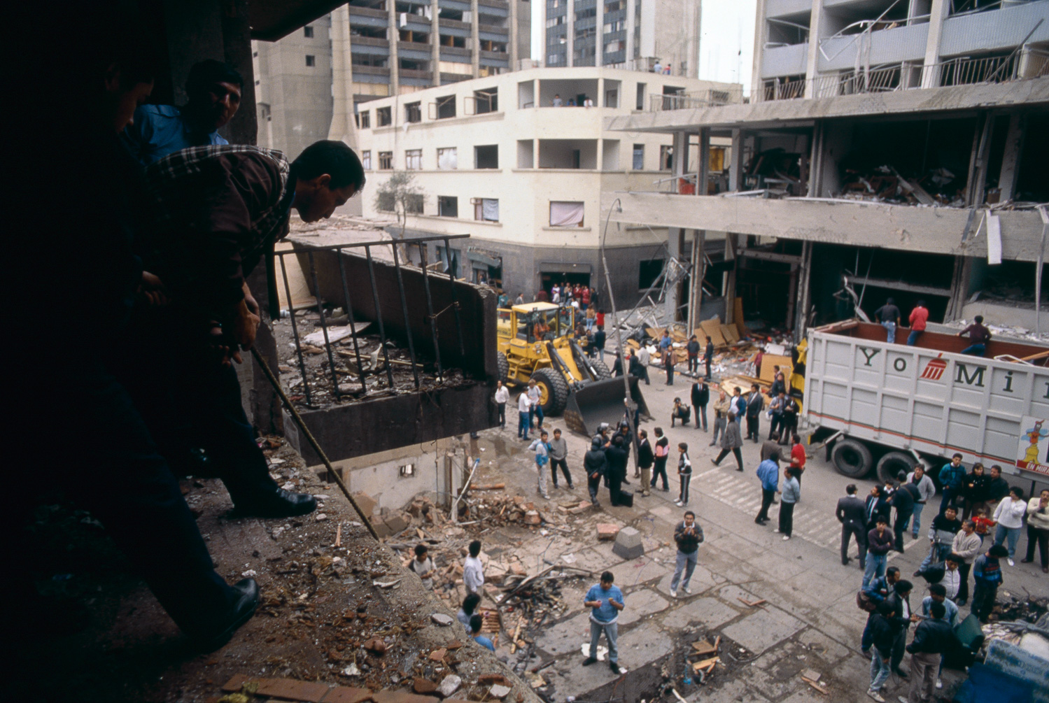 Remoción de escombros en la calle Tarata. Miraflores, julio de 1992. (Código: VI32-10)