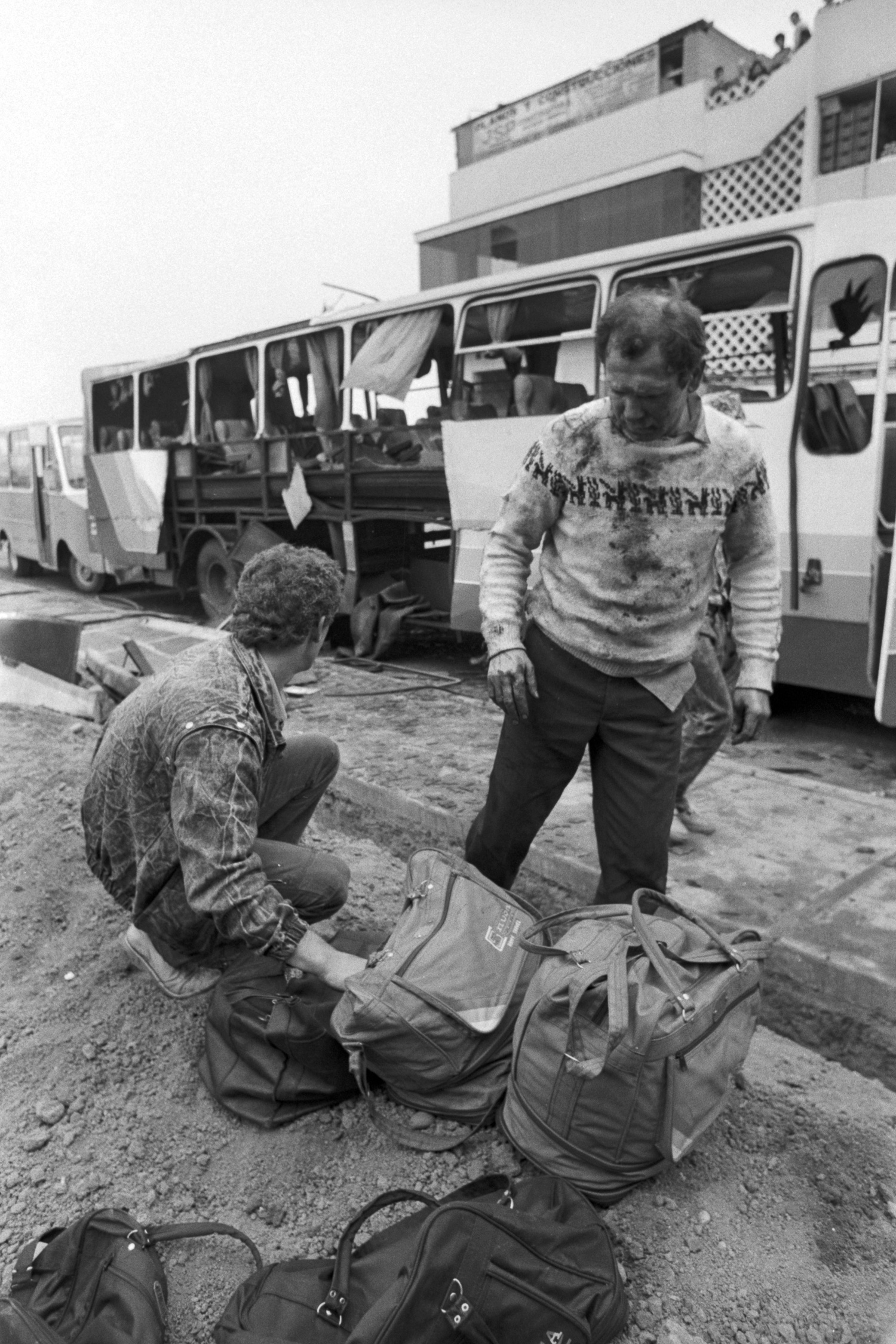 Afectados por un atentado subversivo. Lima, 1989. (Código: VI04-22a)