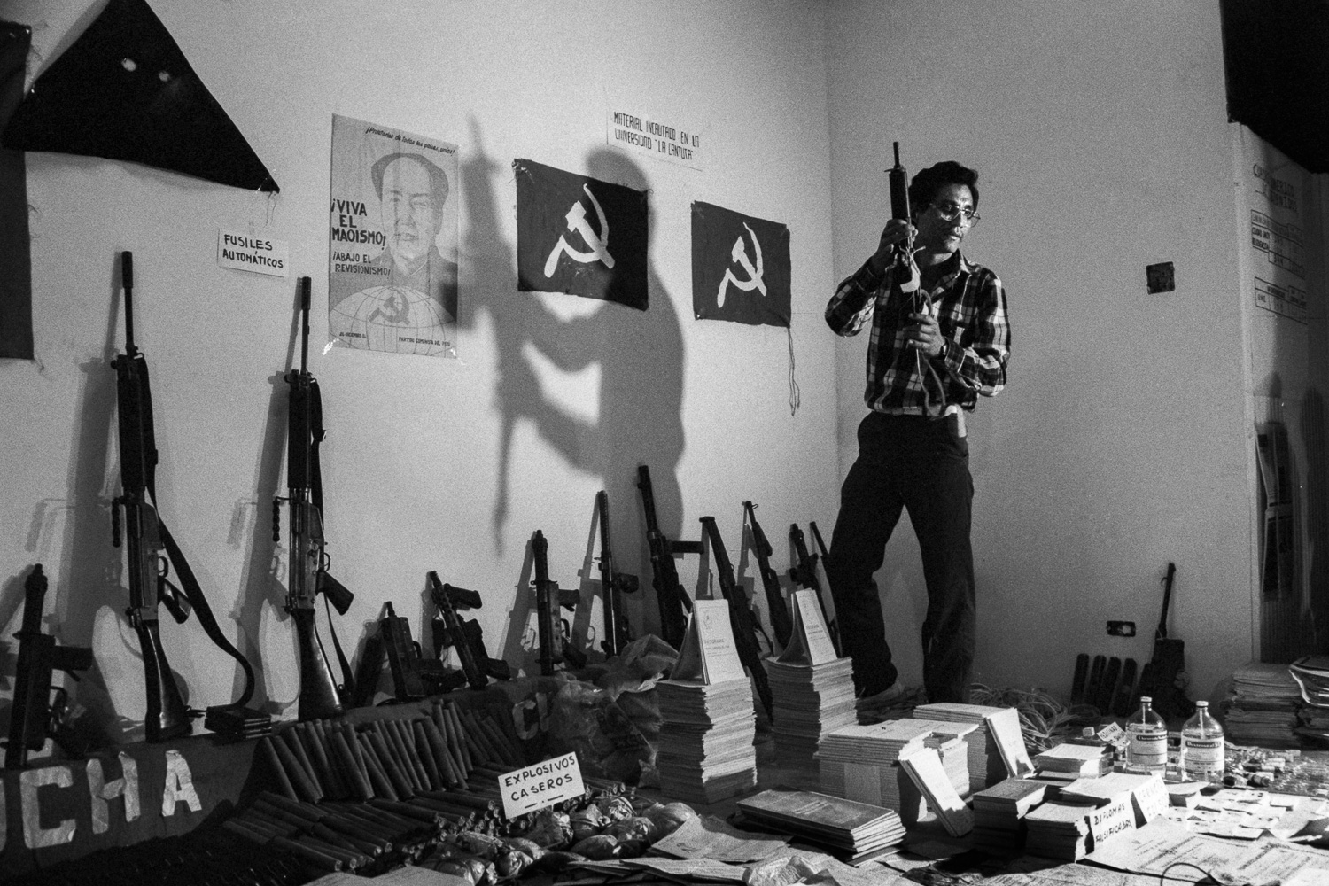 Incautación de armamento y propaganda subversiva presentados a los medios de comunicación. Lima, 1987. (Código: VI01-31)