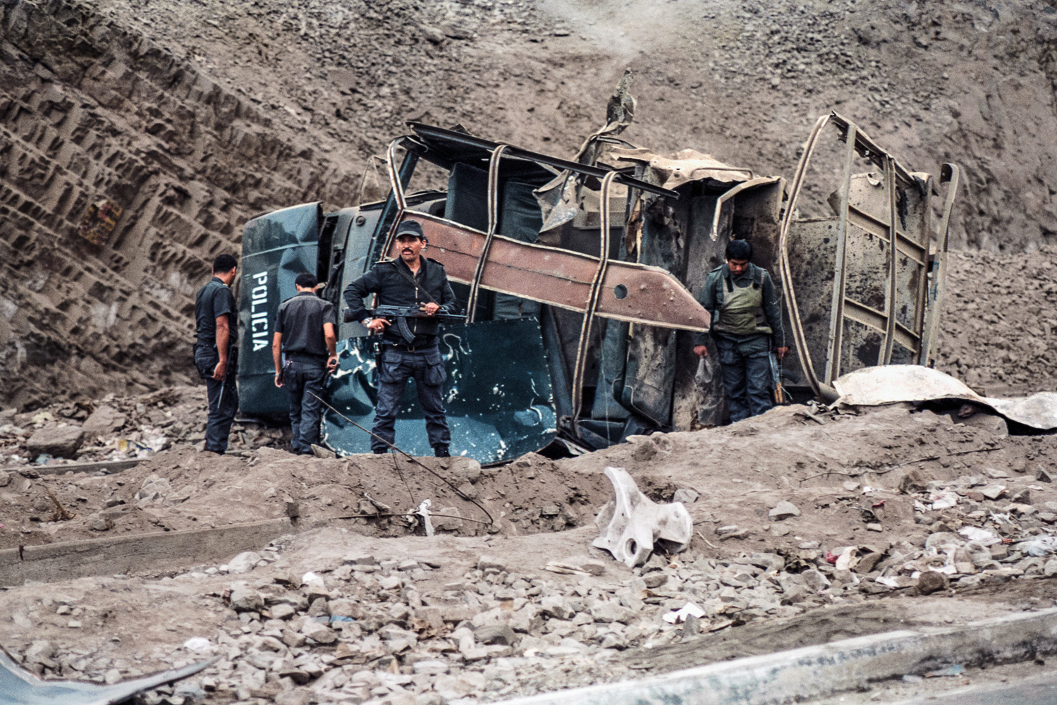 Atentado a vehículo portratopa de la Policía Nacional del Perú en el Km. 14 de la Av. Tupac Amaru. c. 1988-1992. (Código: VI41-06a)
