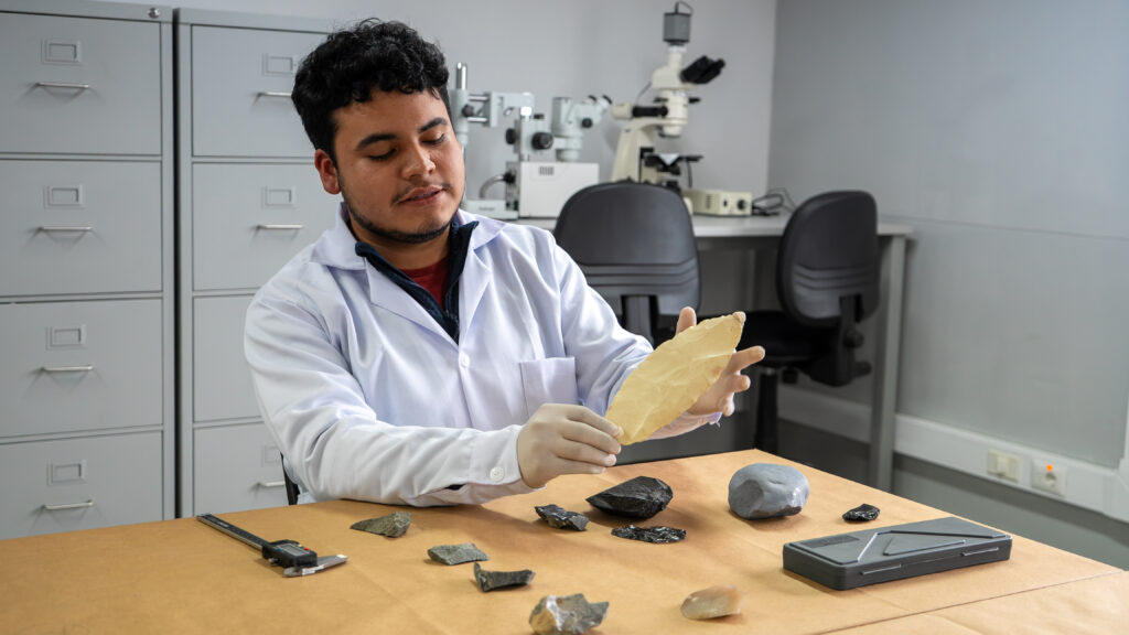 Estudiante de arqueología, miembro del GIPAM-PUCP revisita las primeras ocupaciones humanas en la sierra de Lima
